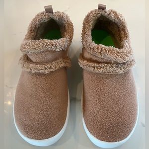 OOFOS OOcoozie Boots